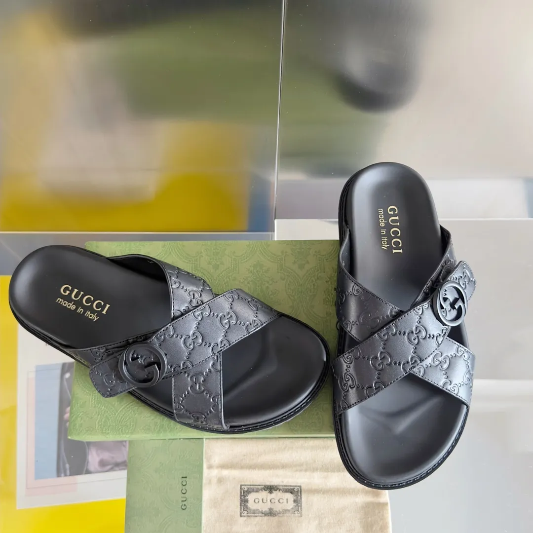 [G Home] Men's Men's Shoes💰: 300💰Size: 38-45 🆕2024Gucci Gucci Summer New Style Double G Presbyopia Flip-flops Cross Sandals Thick Sole Slippers Beach Shoes Original Purchase and Development Production G family's 2024 new summer dark horse items, fashion bloggers at home and abroad have put on the show, and it has become popular on social platforms at home and abroad. Fashionistas must pay for it, and they spend a lot of money to create ingenious craftsmanship and accurately restore every detail. Exquisite packaging at the delivery counter🛍📦 ▪️ Fabric: Original imported double G presbyopic leather ▪️ Lining: Original imported leather ▪️ Sole: Original open molded T men's shoes 💰U outsole ▪️ Bottom thickness: 3CM